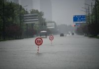 鄭州市民朋友們，暴雨期間請注意留意警示標(biāo)志牌！